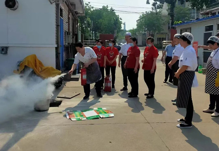 观看了生产安全事故警示教育片，相关负责人讲解了新《安全生产法》、防火灭火、应急逃生技巧等消防知识。